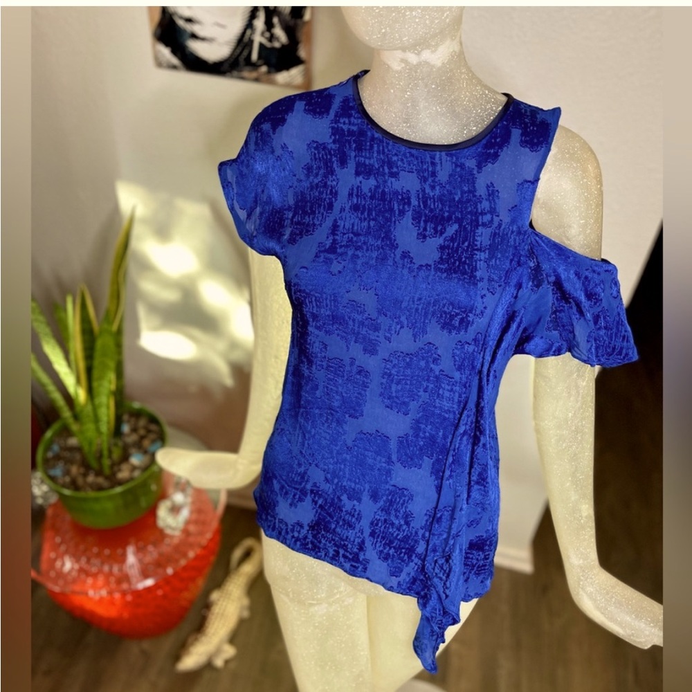 Diane Von Furstenberg Blue Top With Ruffle & Open Shoulder & Zipper. Size 4